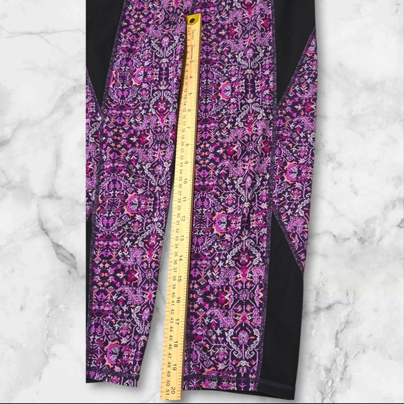 Athleta Capri Woman's Yoga Leggings Pink and Black Pattern Size Mediym (M) B56 - Picture 5 of 6